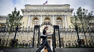 المركزي الروسي يخفض سعر الروبل أمام الدولار والعملات الكبرى